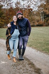 Photographie couple pendant grossesse en balade Limoges 
