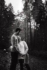 Shooting grossesse couple en forêt 