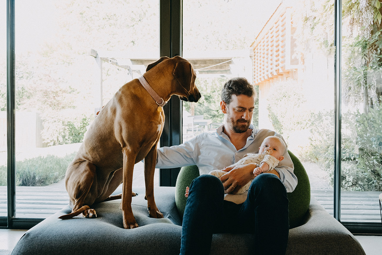 Séance photo nouveau-né papa et bébé et chien
    