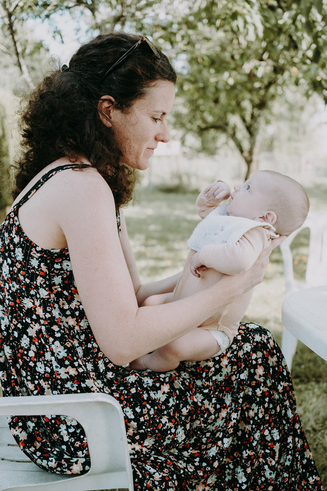 Séance photo en famille au jardin maman et nouveau-né
    
