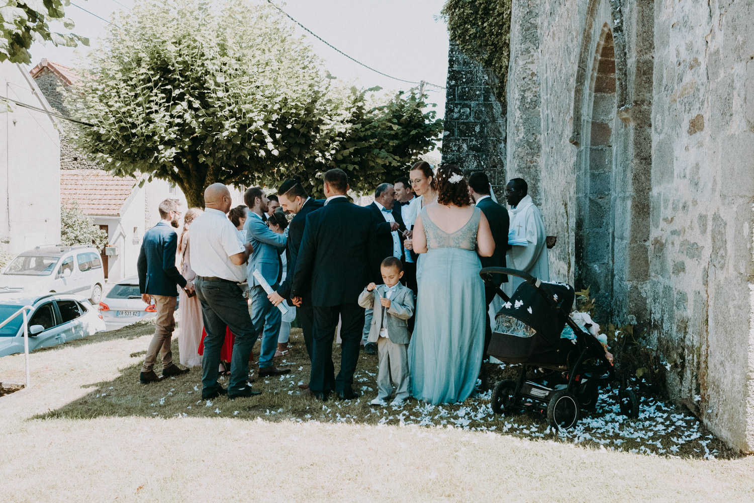 Sortie d’église mariage bohème en Creuse
    