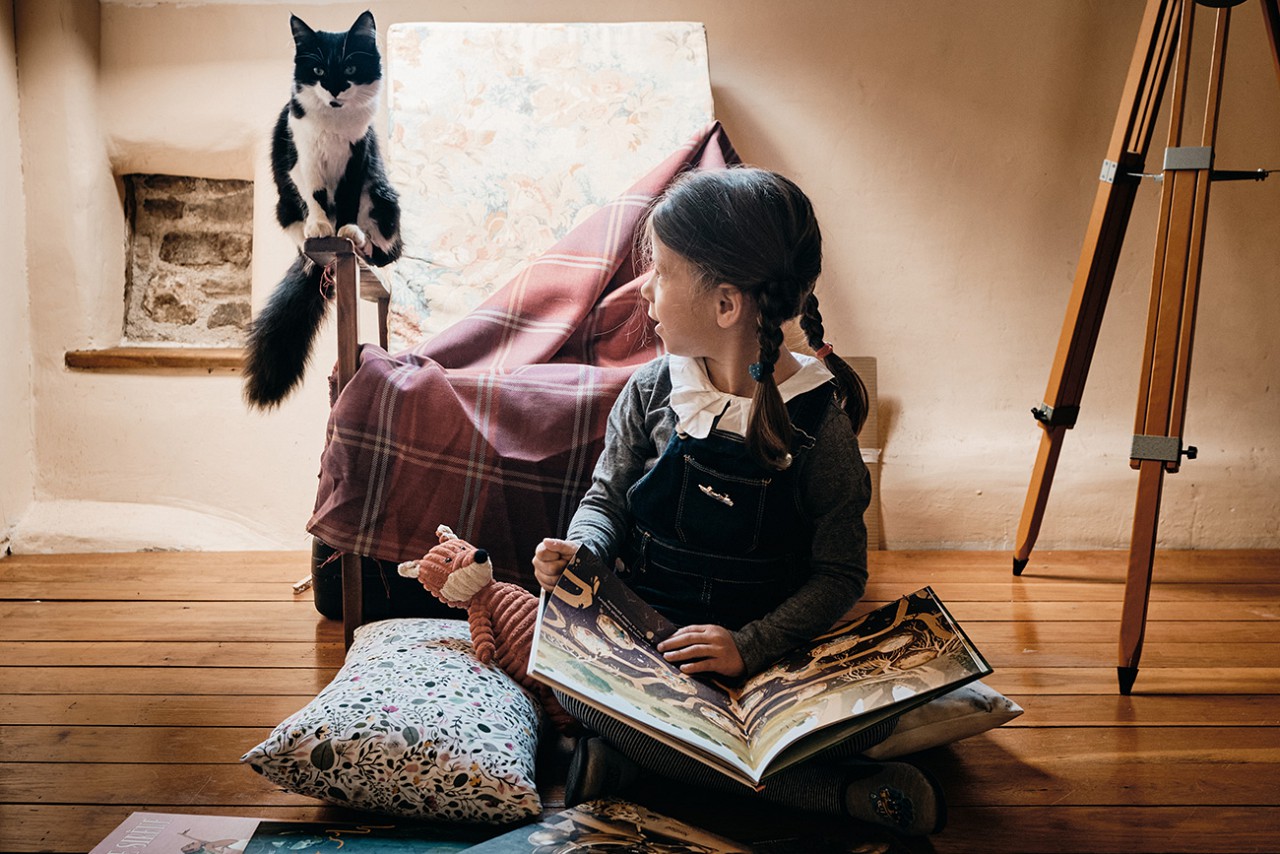 Chat et enfant lecture