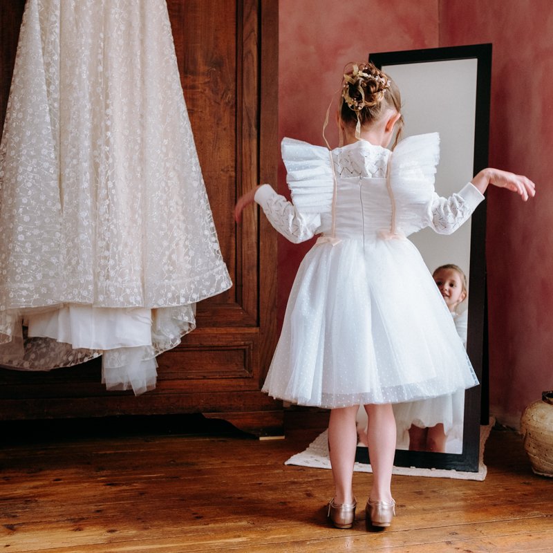 Préparatifs de la mariée et sa fille