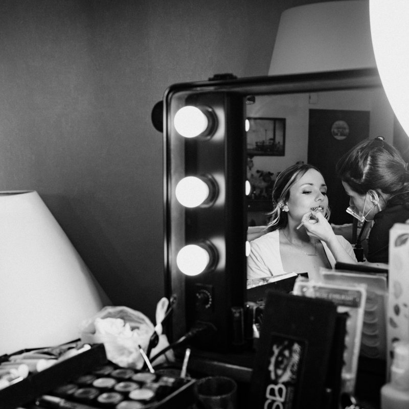 Préparatifs de la mariée derrière le miroir