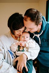 Mini séance portrait de famille avec bébé et ses parents à domicile Orléans 