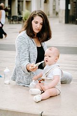 Maman donnant compote et bébé séance photos Orléans 