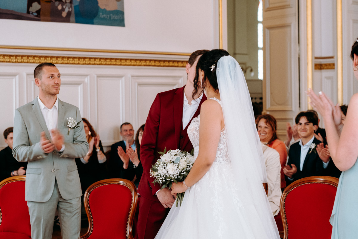 Les mariés durant la cérémonie civile à la mairie de Limoges 