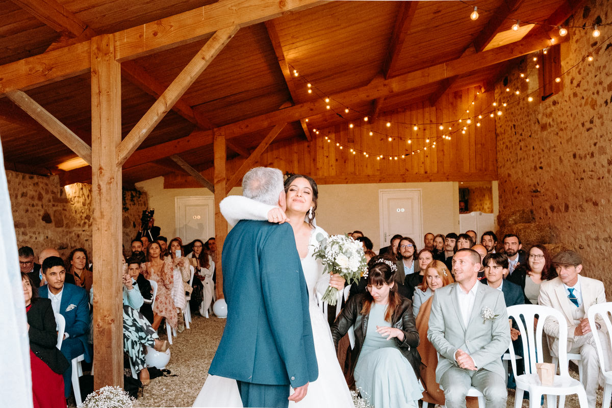 Cérémonie laïque arrivé de la mariée au bras de son papa 