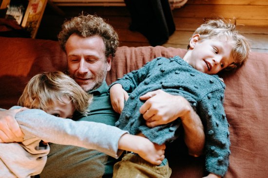 Séance photo grossesse et famille Limoges bagarre avec papa