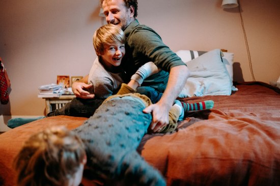 Séance photo grossesse et famille Limoges bagarre avec papa