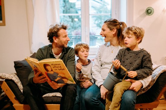 Séance photo grossesse et famille Limoges lecture