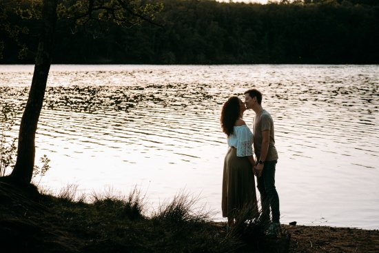 Séance engagement sur les bords d'un lac