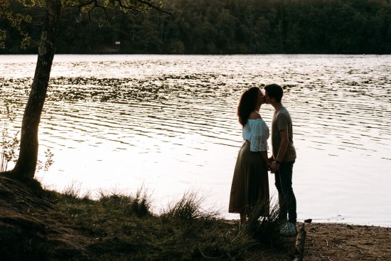 Séance photo engagement sur les bords d'un lac Limousin