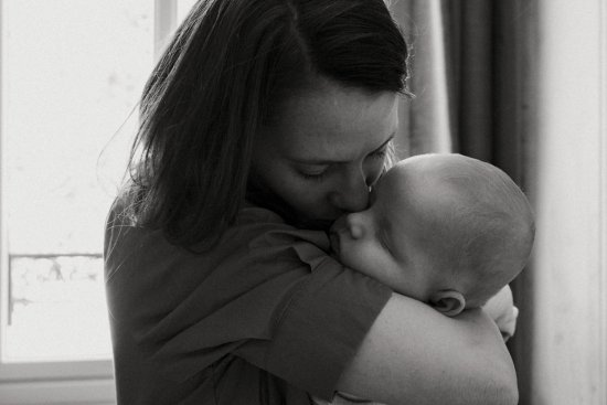 Séance nouveau-né dans les bras de maman