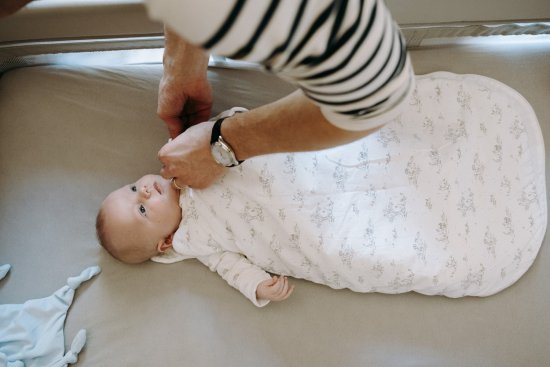 Séance naissance bébé dans sa gigoteuse