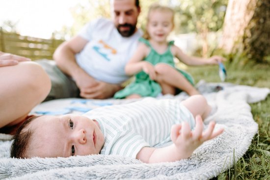 Séance photo et jeu de société et nouveau-né au jardin