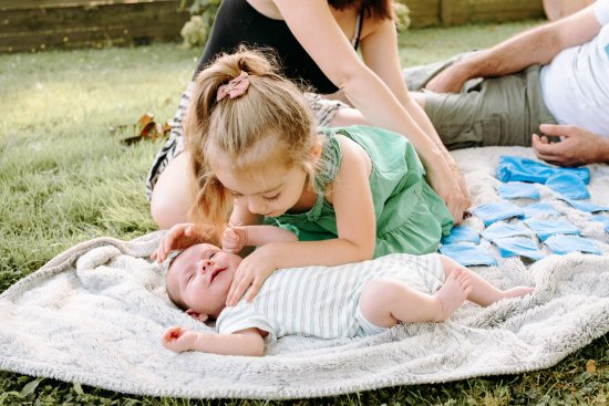 Séance photo relation petit frère et grande soeur