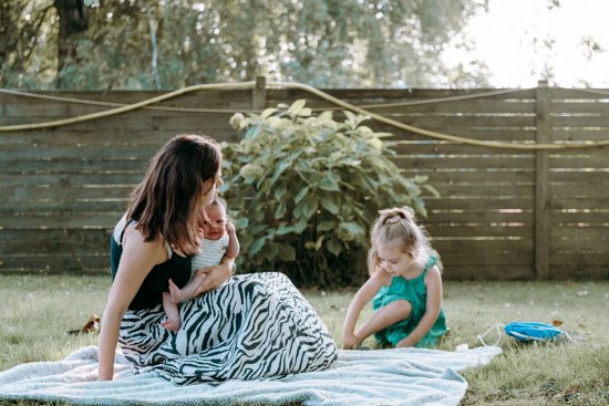 Séance famille jeu au jardin près de Limoges