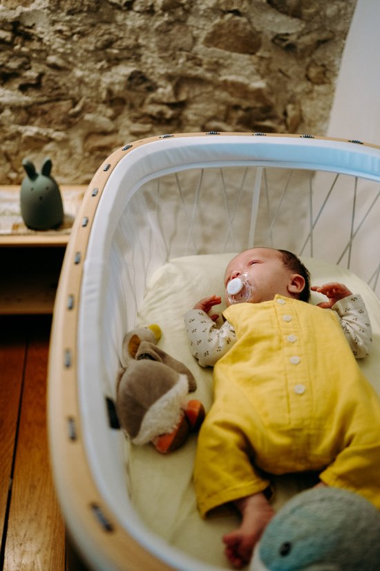 Bébé dans lit Kumi Charlie Crane, Oie Moulin Roty, Veilleuse Liewood et Baleine Flow