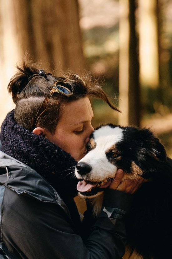 Céline et son mini aussie Lulu