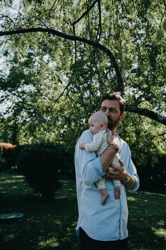 Séance photo nouveau-né au jardin papa et bébé