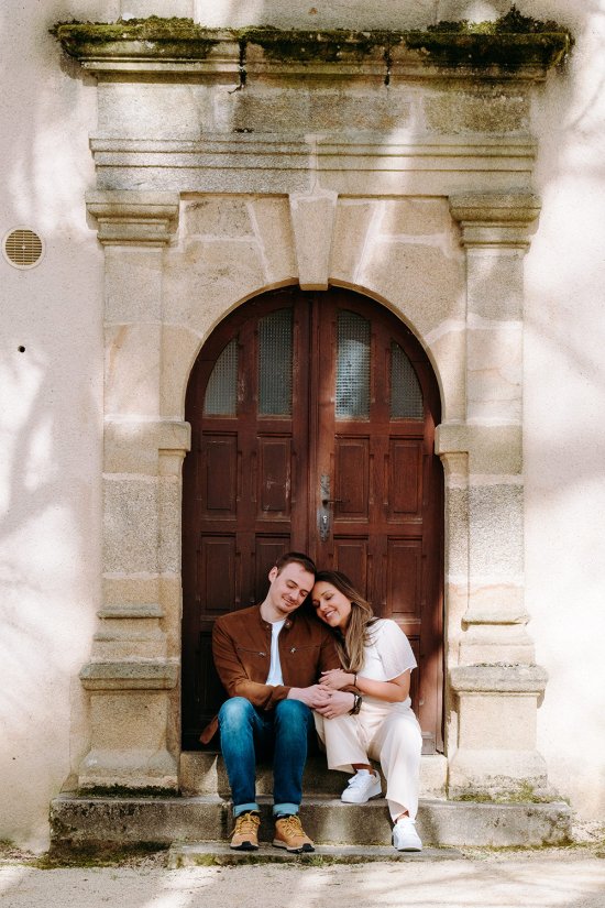 Moment doux et lumineux avant un mariage