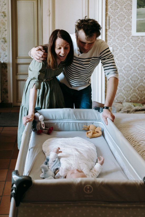 Séance naissance avant la sieste avec papa et maman