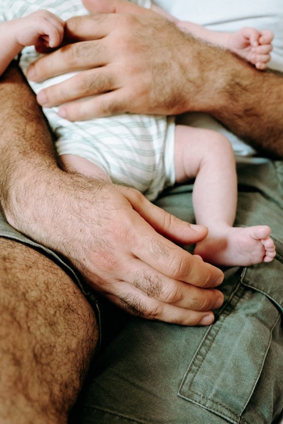 Séance photo petit pied de nourrisson et papa