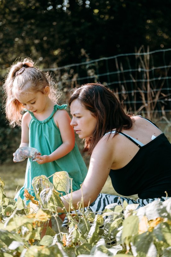 Au jardin maman et petite fille